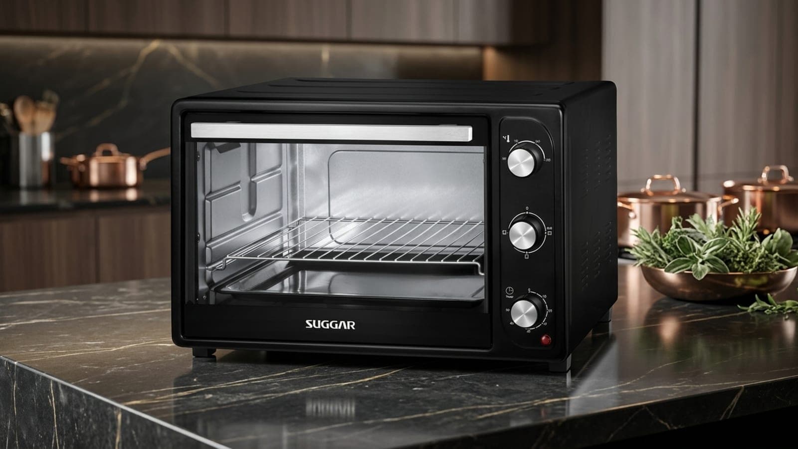 Forno elétrico Suggar 50 litros preto com porta de vidro, prateleiras e painel de controle em destaque em uma cozinha moderna.